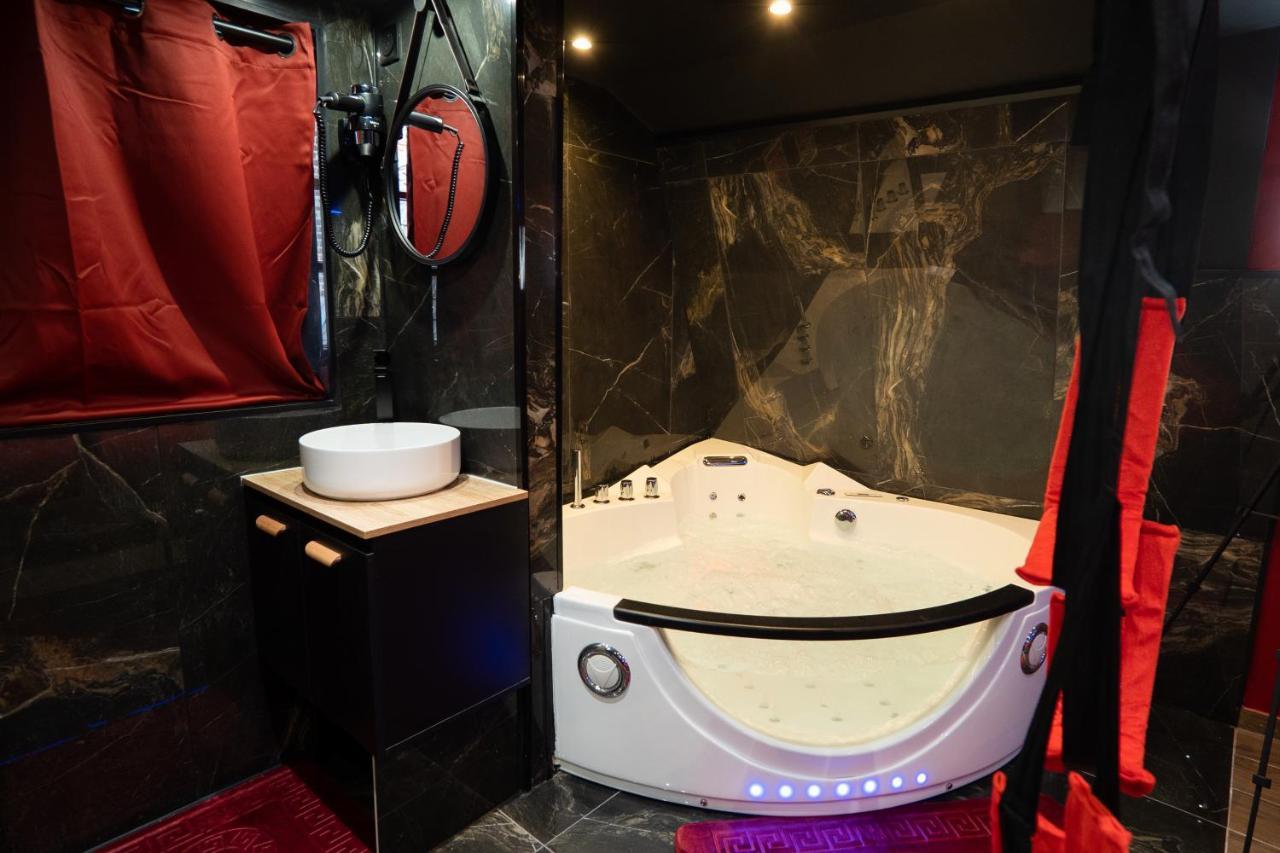 Capsule Secret - Jacuzzi - Netflix & Home Cinema - Jeux De Couple - Barre De Pole Dance Valenciennes Exterior foto