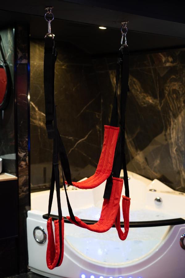 Capsule Secret - Jacuzzi - Netflix & Home Cinema - Jeux De Couple - Barre De Pole Dance Valenciennes Exterior foto