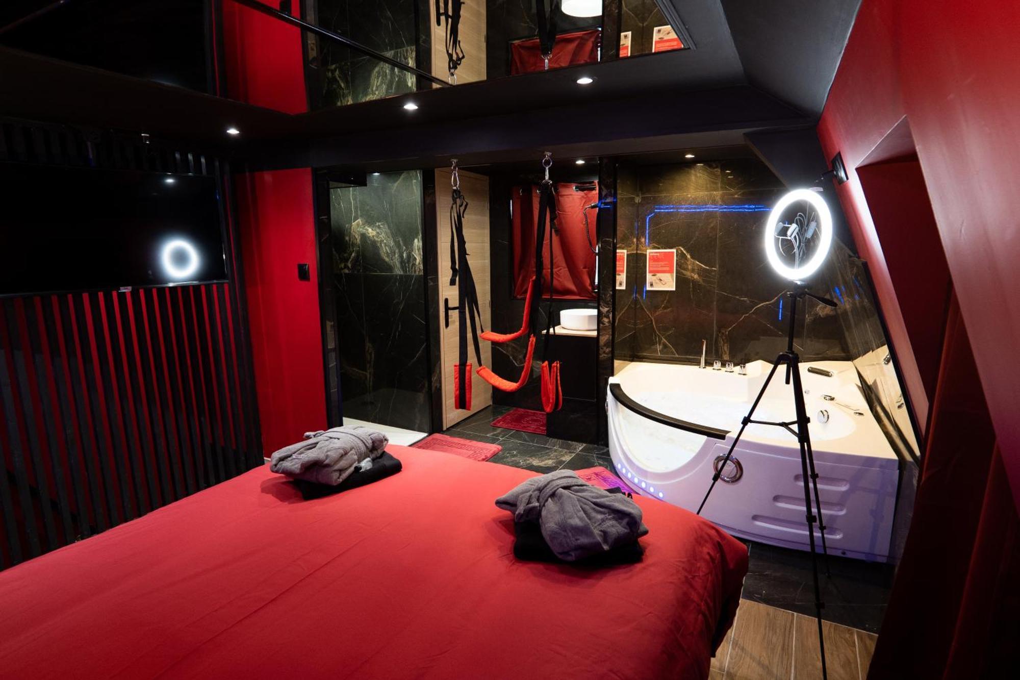 Capsule Secret - Jacuzzi - Netflix & Home Cinema - Jeux De Couple - Barre De Pole Dance Valenciennes Exterior foto